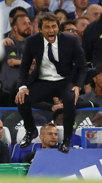 Ecco le mille facce di Antonio Conte nel giorno del suo debutto in panchina in Premier. Reuters